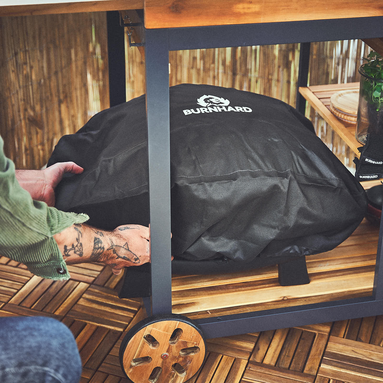 Image 35780389077307 Szene WAYNE wird mit Abdeckhaube verstaut
