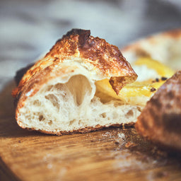 Image 35822888780091 Querschnitt Pizzakruste mit Lufteinschlüssen auf Pizzabrett
