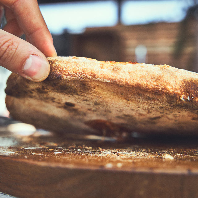 Pizza mit knusprigem Boden wird angehoben Pizza mit knusprigem Boden wird angehoben