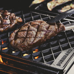 Image 35813477482811 Grillszene Fleisch wird auf Sear Grate gegrillt