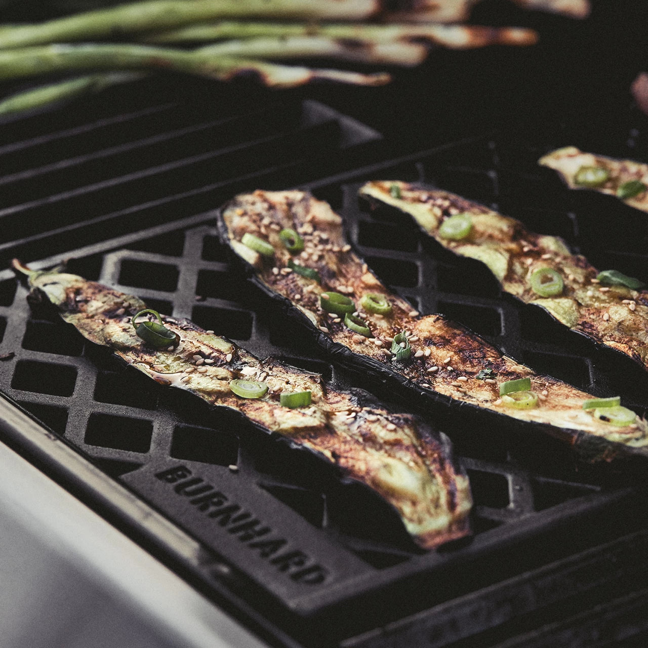 Grillszene Auberginenscheiben auf Sear Grate grillen Grillszene Auberginenscheiben auf Sear Grate grillen
