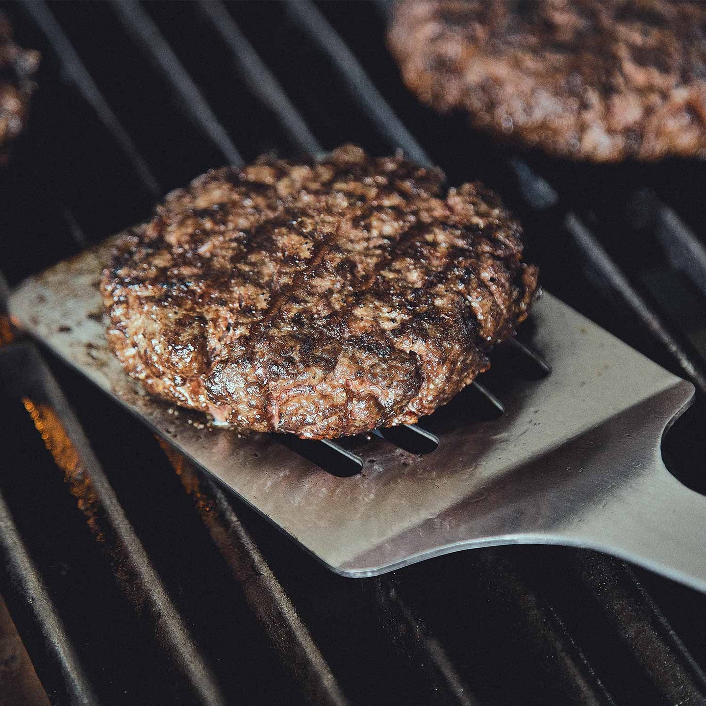 Akazienholz-Grillbesteck Patty mit Grillwender anheben Akazienholz-Grillbesteck Patty mit Grillwender anheben