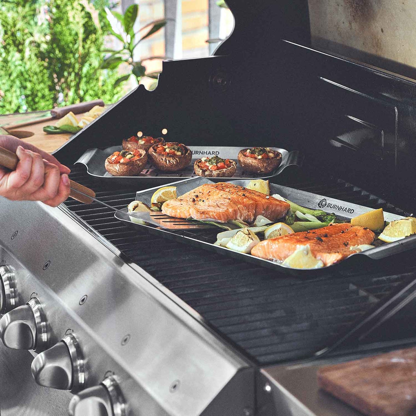 943623_943624 Grillszene Fisch wird auf Grillschale im Grill gelegt 943623_943624 Grillszene Fisch wird auf Grillschale im Grill gelegt