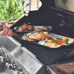 Image 35839116542267 943623_943624 Grillszene Fisch wird auf Grillschale im Grill gelegt