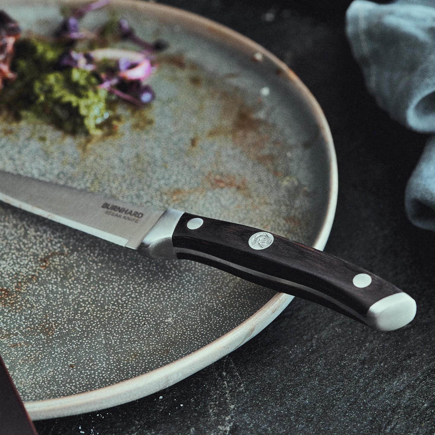 Tischszene Steakmesser liegt nach dem Essen auf Teller Tischszene Steakmesser liegt nach dem Essen auf Teller