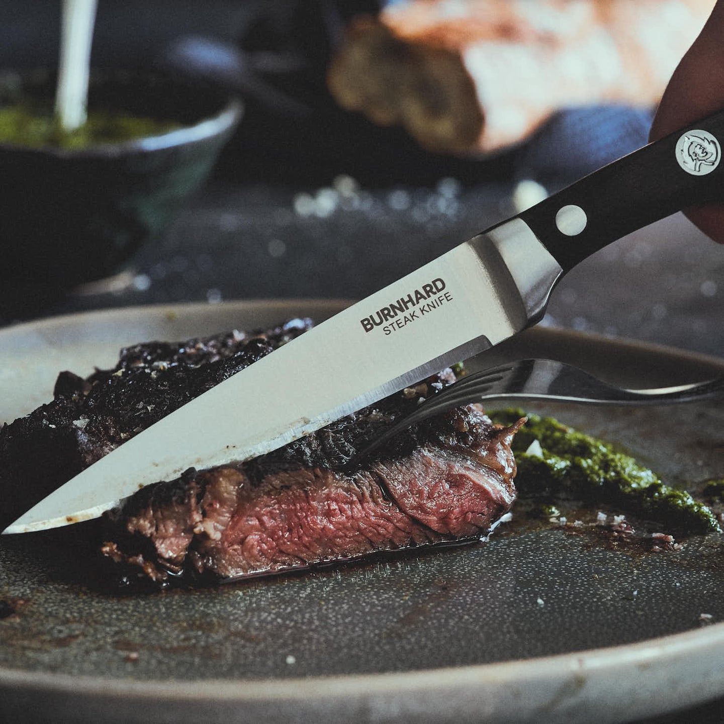 Steak anschneiden mit Steakmesser Steak anschneiden mit Steakmesser
