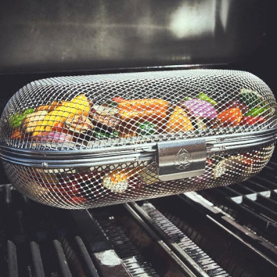 Grillszene Rotisserie Korb mit Gemüse wird gegart_946704_946705_946706 Grillszene Rotisserie Korb mit Gemüse wird gegart_946704_946705_946706