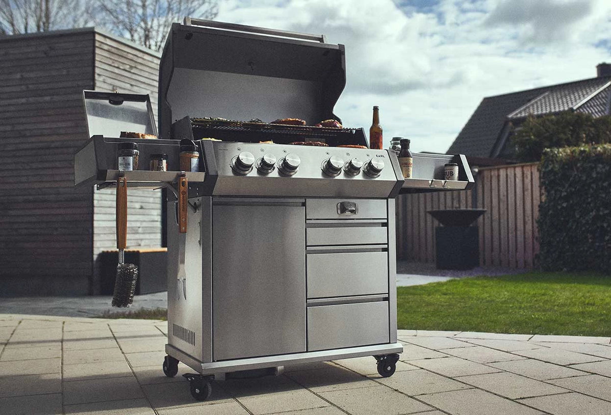 Gesamtansicht Big EARL Premium-Gasgrill 4-Brenner draußen auf der Terrasse Gesamtansicht Big EARL Premium-Gasgrill 4-Brenner draußen auf der Terrasse