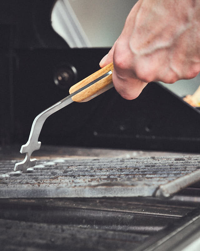 Grillrostheber wird zum Anheben des Rostes genutzt Grillrostheber wird zum Anheben des Rostes genutzt