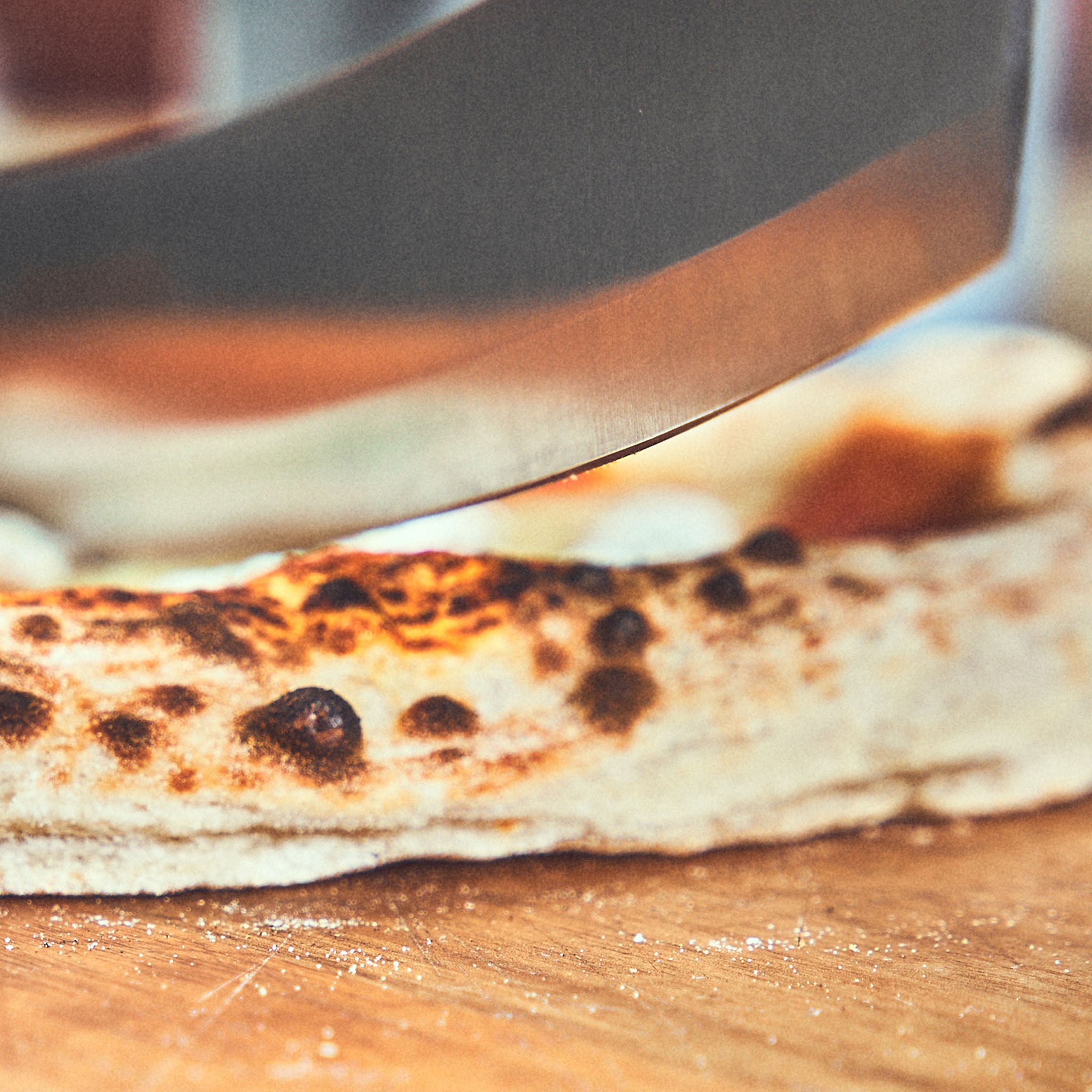 Detail Wiegemesser Klinge schneidet Pizza Detail Wiegemesser Klinge schneidet Pizza