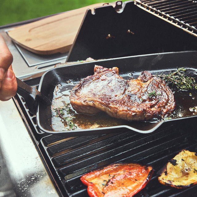 Fleisch wird in Fajita Pfanne auf Grill angebraten Fleisch wird in Fajita Pfanne auf Grill angebraten