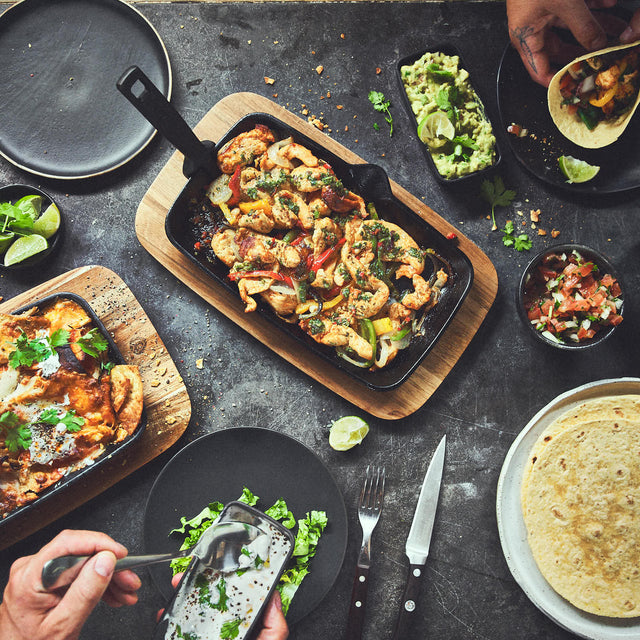 Draufsicht Tischszene mit Fajita Pfanne Draufsicht Tischszene mit Fajita Pfanne
