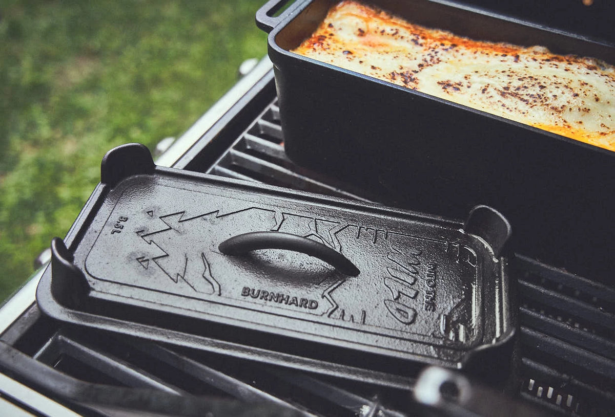 Grillszene Gericht wird auf dem Grill zubereitet in der Kastenform Grillszene Gericht wird auf dem Grill zubereitet in der Kastenform