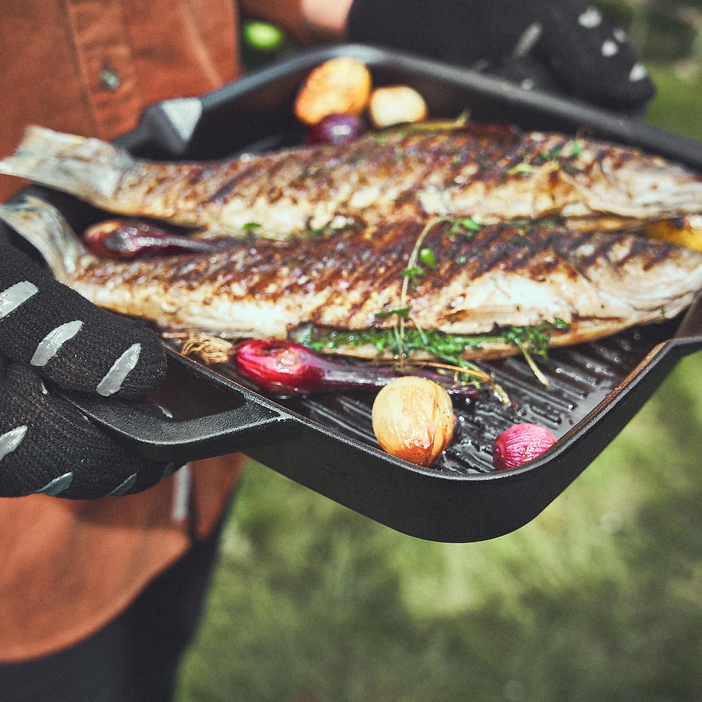 In Gusseisen Grillpfanne gegrillter Fisch wird serviert In Gusseisen Grillpfanne gegrillter Fisch wird serviert