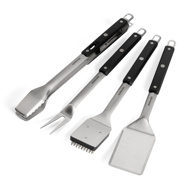 Grillbesteck Edelstahl Set 4-tlg. seitlich vor weißem Hintergrund Grillbesteck Edelstahl Set 4-tlg. seitlich vor weißem Hintergrund