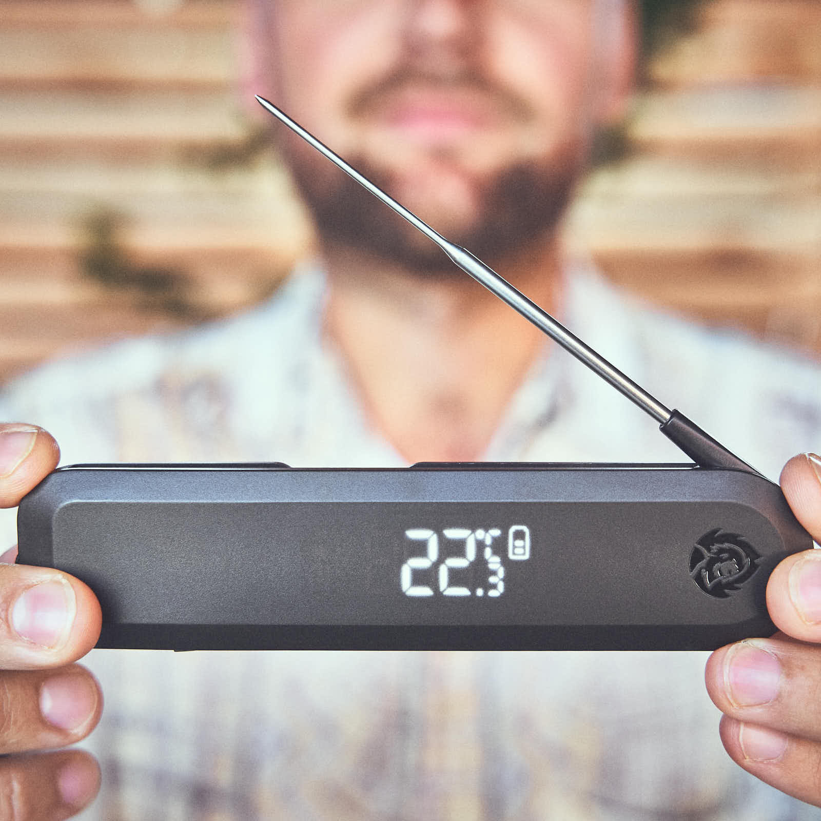 Einstich-Thermometer wird in die Kamera gehalten Einstich-Thermometer wird in die Kamera gehalten