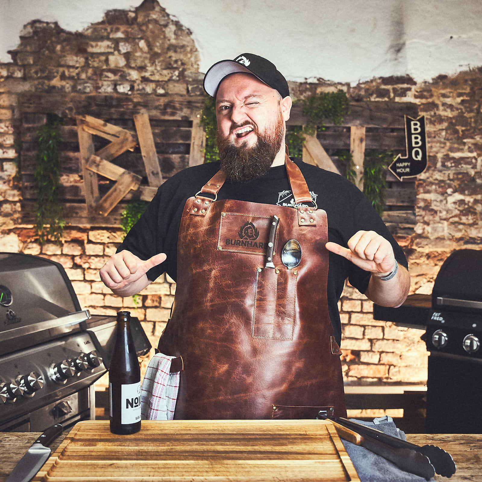 Leder-Grillschürze getragen Leder-Grillschürze getragen