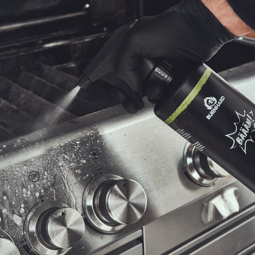 Reinigung am Grill mit Fettlöser Reinigung am Grill mit Fettlöser
