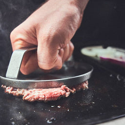 Image 35839427641659 Grillszene Patty auf dem Grill wird mit Burger Smasher platt gedrückt
