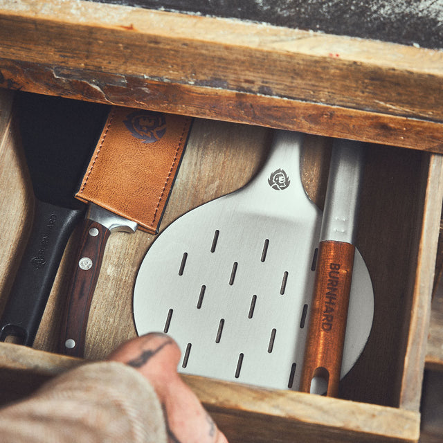 Pizzawender in Einzelteilen in Schublade verstaut Pizzawender in Einzelteilen in Schublade verstaut