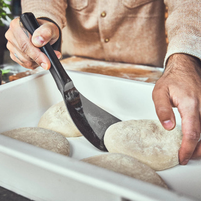 946592, 946593 Szene Pizza-Teigling wird mit dem Teigspachtel aus der Ballenbox entnommen 946592, 946593 Szene Pizza-Teigling wird mit dem Teigspachtel aus der Ballenbox entnommen