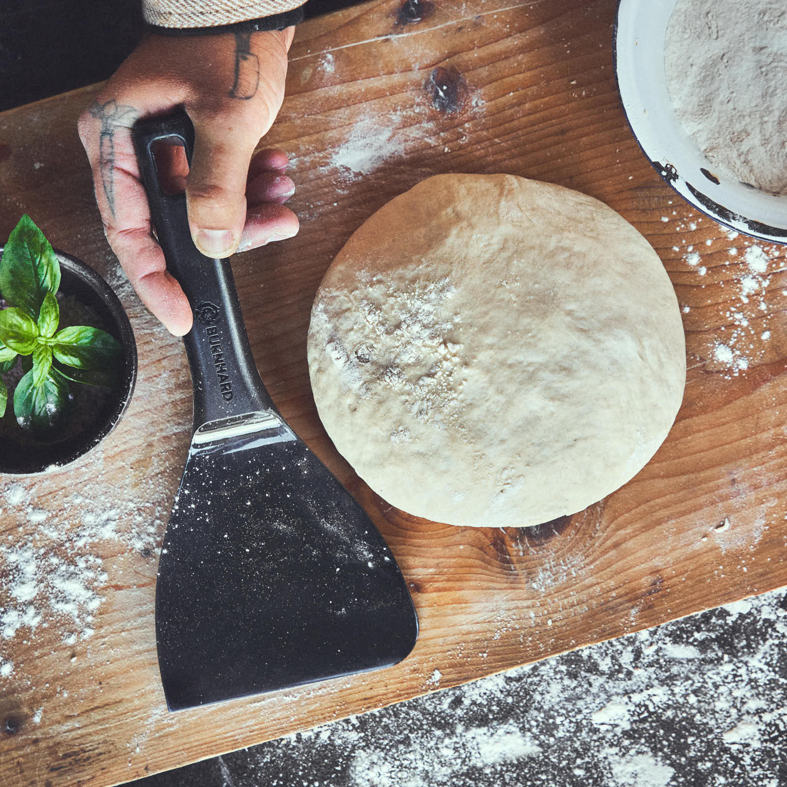Draufsicht Tischszene mit Teigspachtel und Pizza-Teigling Draufsicht Tischszene mit Teigspachtel und Pizza-Teigling