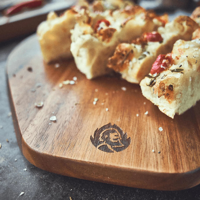 Tischszene Pizzabett mit Focaccia mit Logo Tischszene Pizzabett mit Focaccia mit Logo