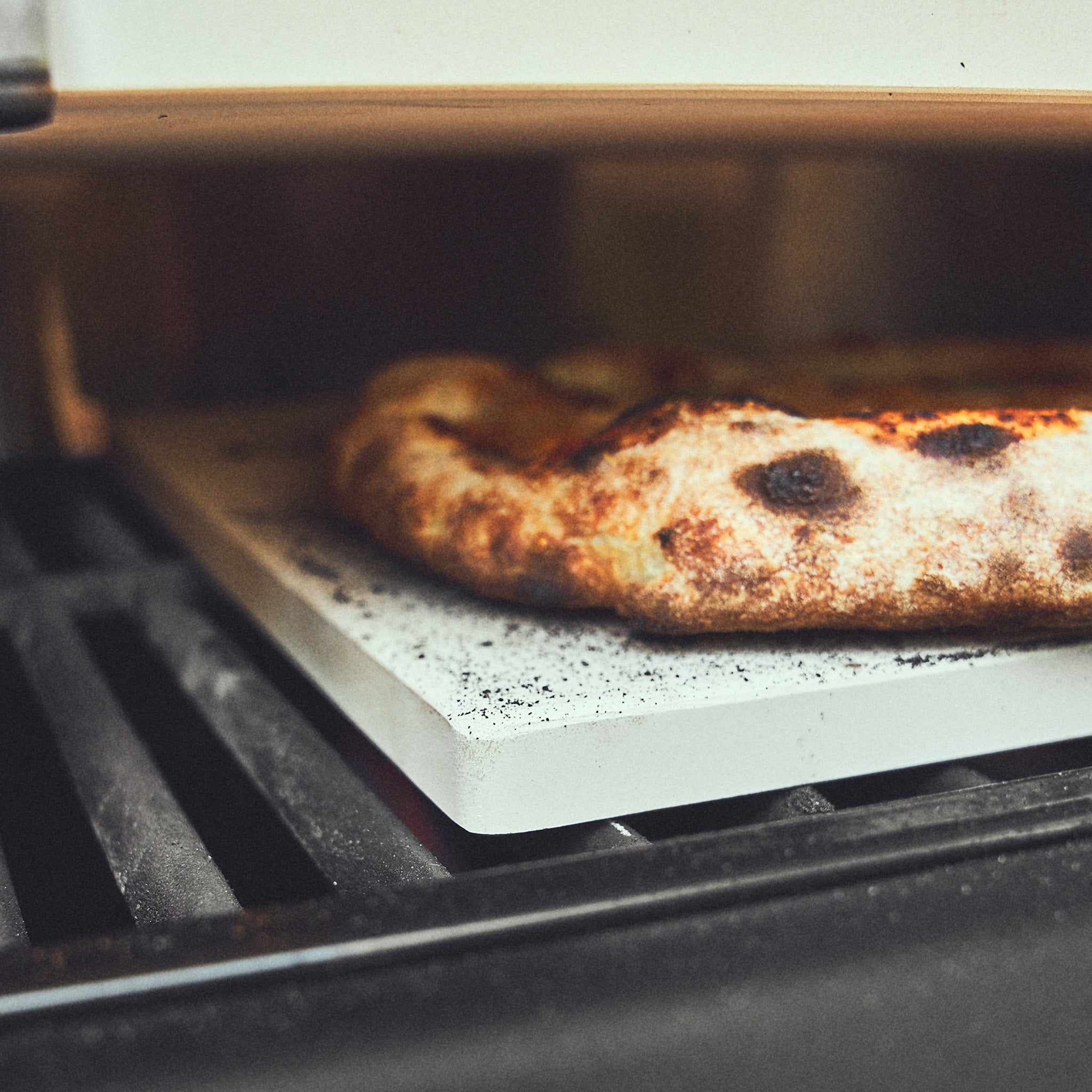 946406, 946421 Detailansicht Grillszene: Cordierit-Pizzastein auf dem Gasgrill mit Pizza 946406, 946421 Detailansicht Grillszene: Cordierit-Pizzastein auf dem Gasgrill mit Pizza
