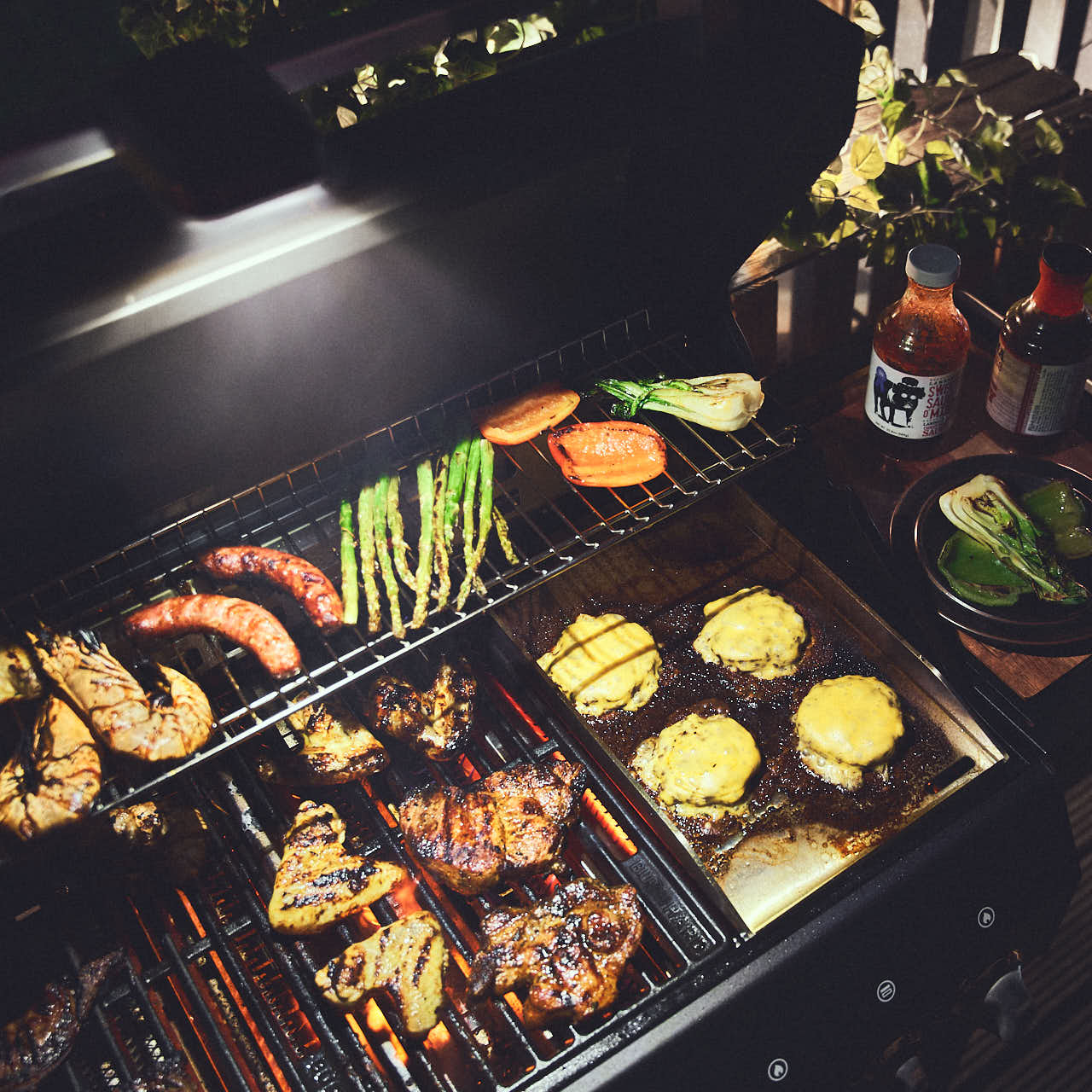 Grillszene Ausleuchtung der Grillfläche bei Dunkelheit mit natürlichen Farben Grillszene Ausleuchtung der Grillfläche bei Dunkelheit mit natürlichen Farben