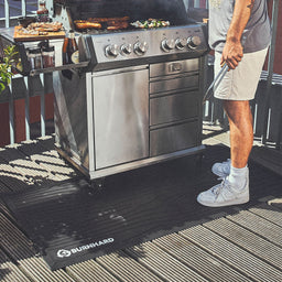 Image 35811546431803 944708_ 944709 Grillszene mit Bodenschutzmatte unter Gasgrill