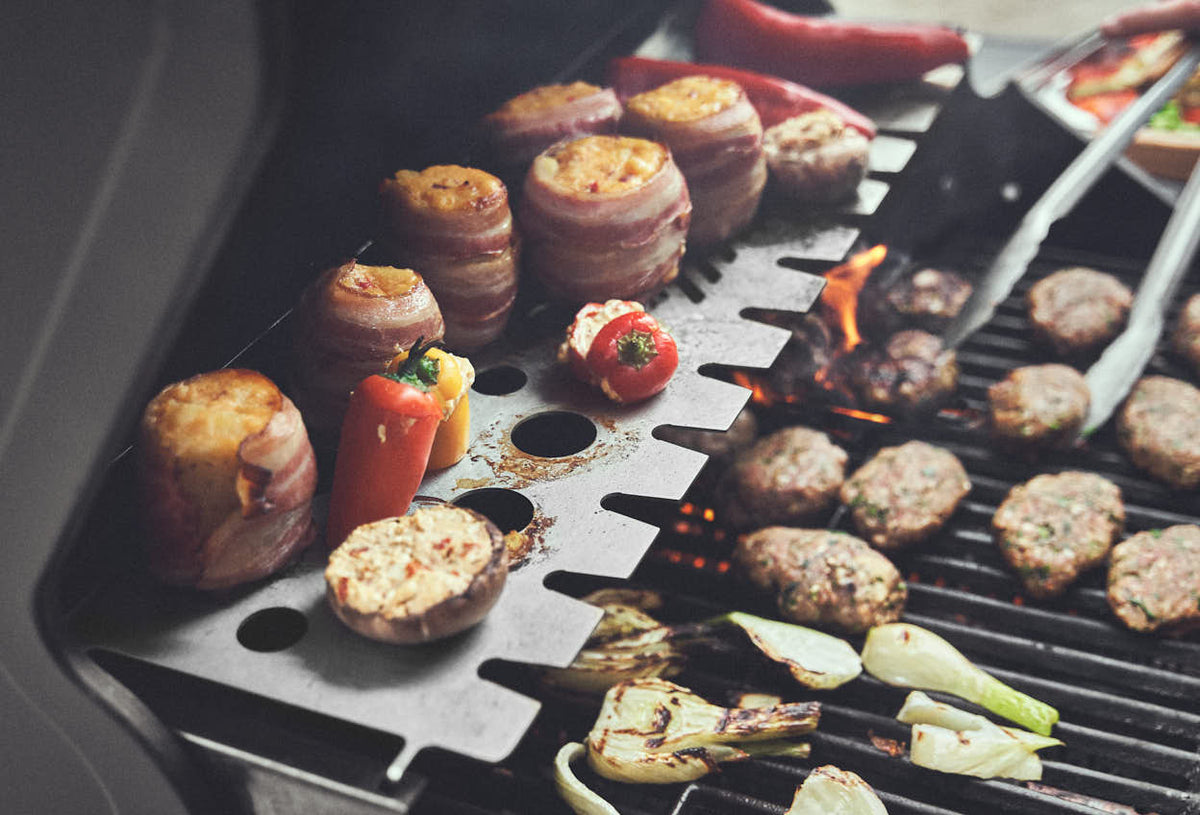 Grillszene Multifunktions-Warmhalterost Edelstahl mit Fleisch und Gemüse bestückt Grillszene Multifunktions-Warmhalterost Edelstahl mit Fleisch und Gemüse bestückt
