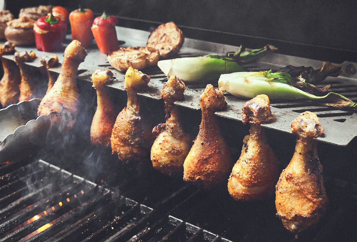 Grillszene mit Hähnchenschenkeln und Gemüse Multifunktions-Warmhalterost Edelstahl Grillszene mit Hähnchenschenkeln und Gemüse Multifunktions-Warmhalterost Edelstahl