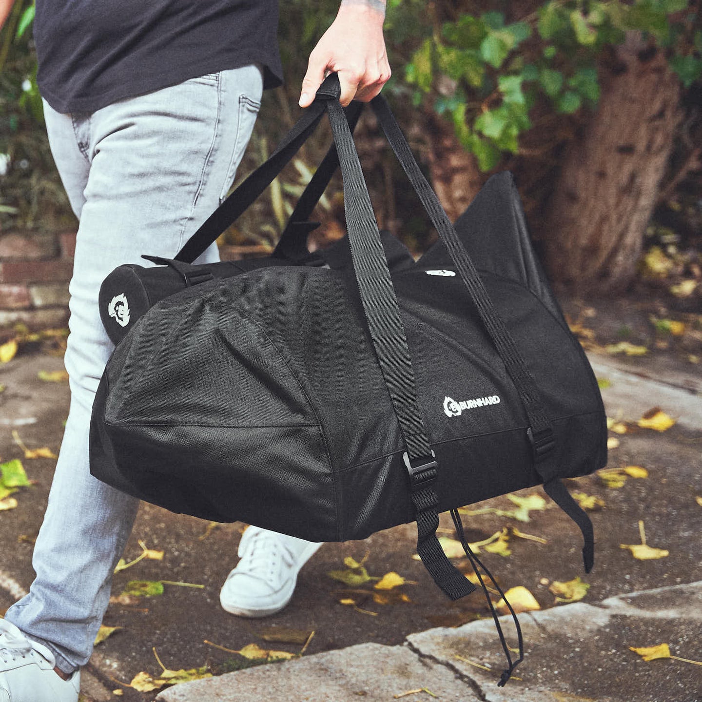 Transportszene Tasche mit Pizzaofen NERO wird an Tragegriffen transportiert Transportszene Tasche mit Pizzaofen NERO wird an Tragegriffen transportiert