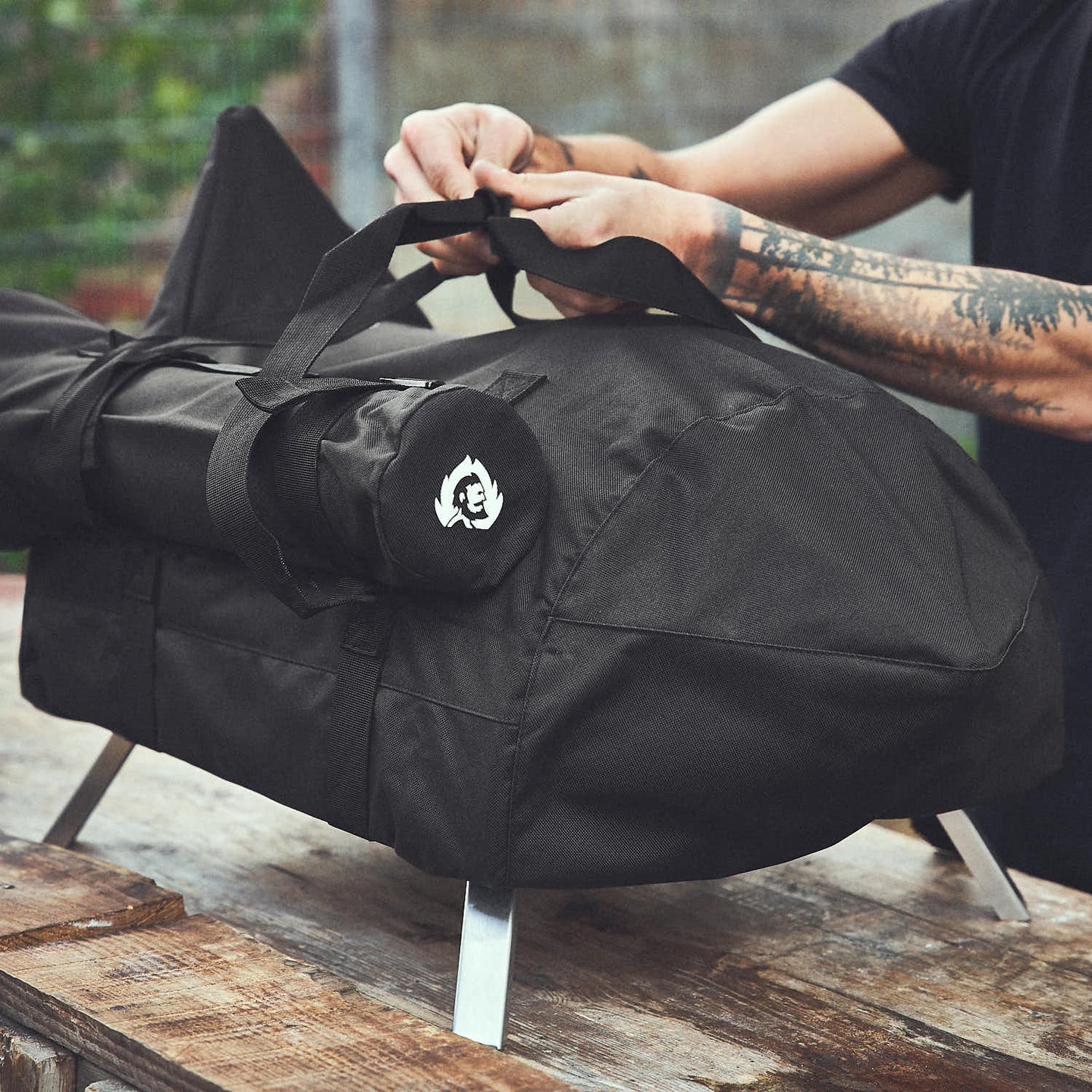 Transportszene Tasche mit Tragegriffen wird transportklar gemacht Transportszene Tasche mit Tragegriffen wird transportklar gemacht