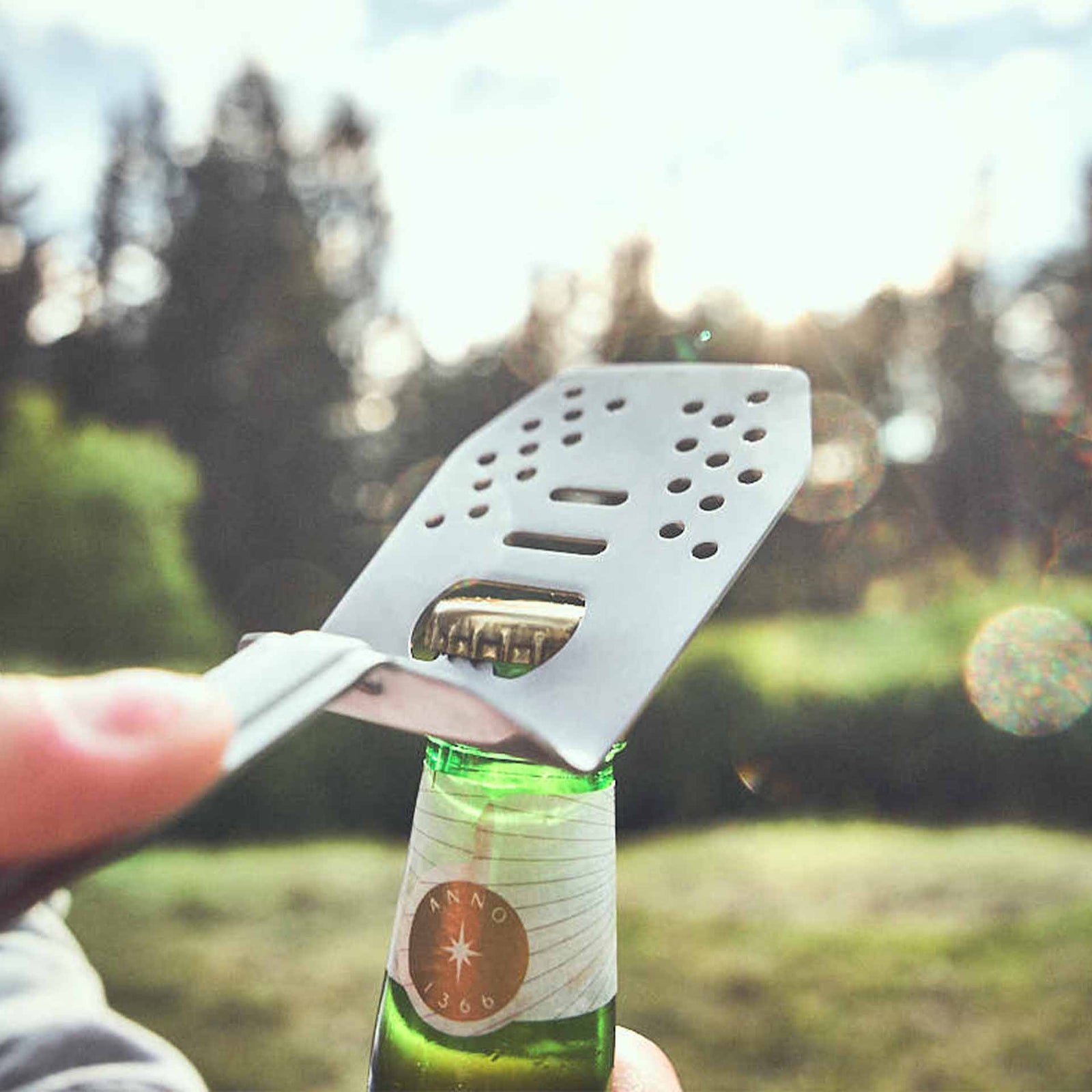Bierflasche öffnen mit Multitool Bierflasche öffnen mit Multitool