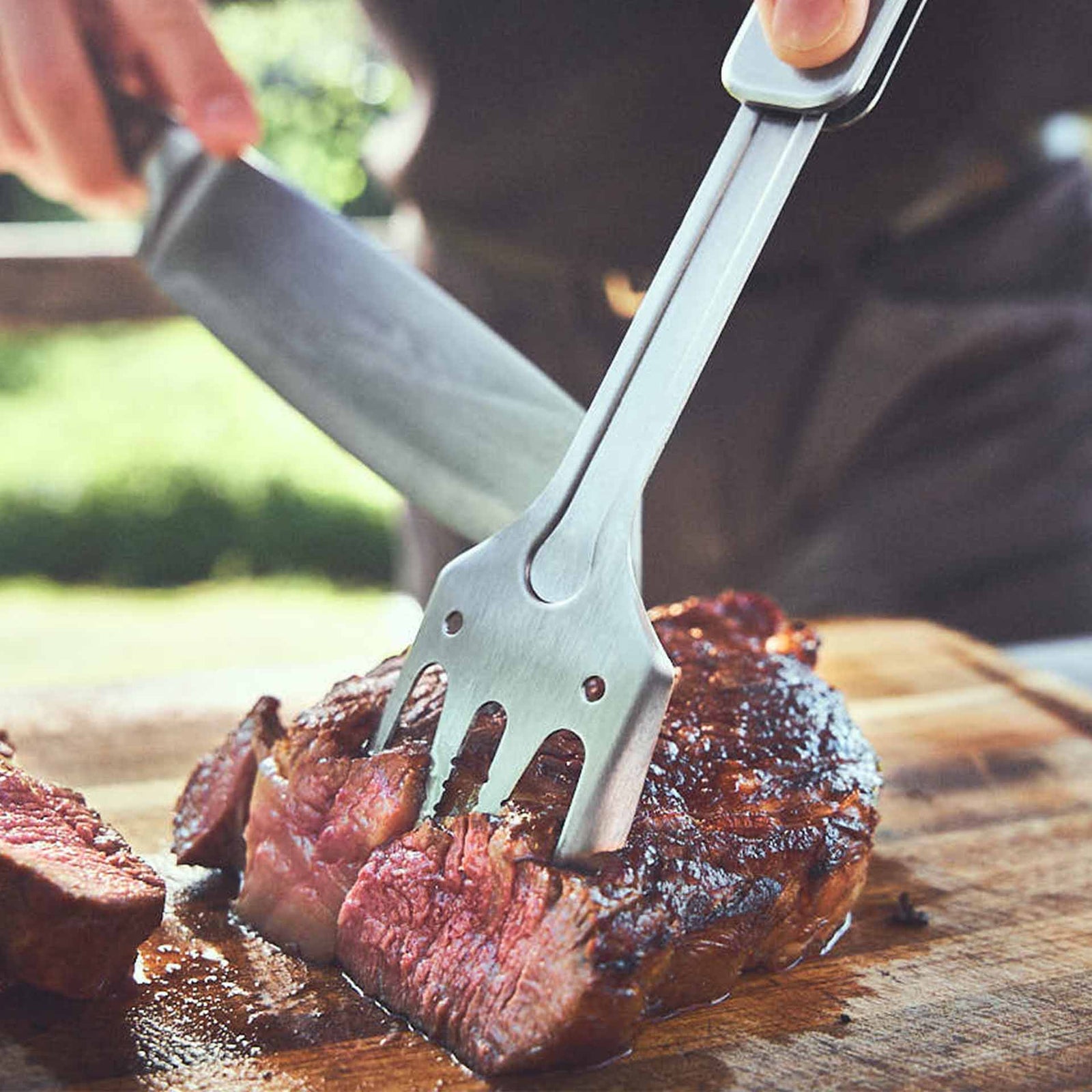Grillgabel zum Fixieren von Fleisch nutzen Grillgabel zum Fixieren von Fleisch nutzen