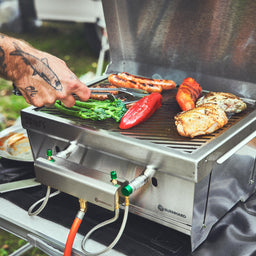 Image 35937963344187 945099 Fleisch und Gemüse werden auf dem JONES Klappgrill mit angeschlossenem Gasflaschen Adapter gegrillt