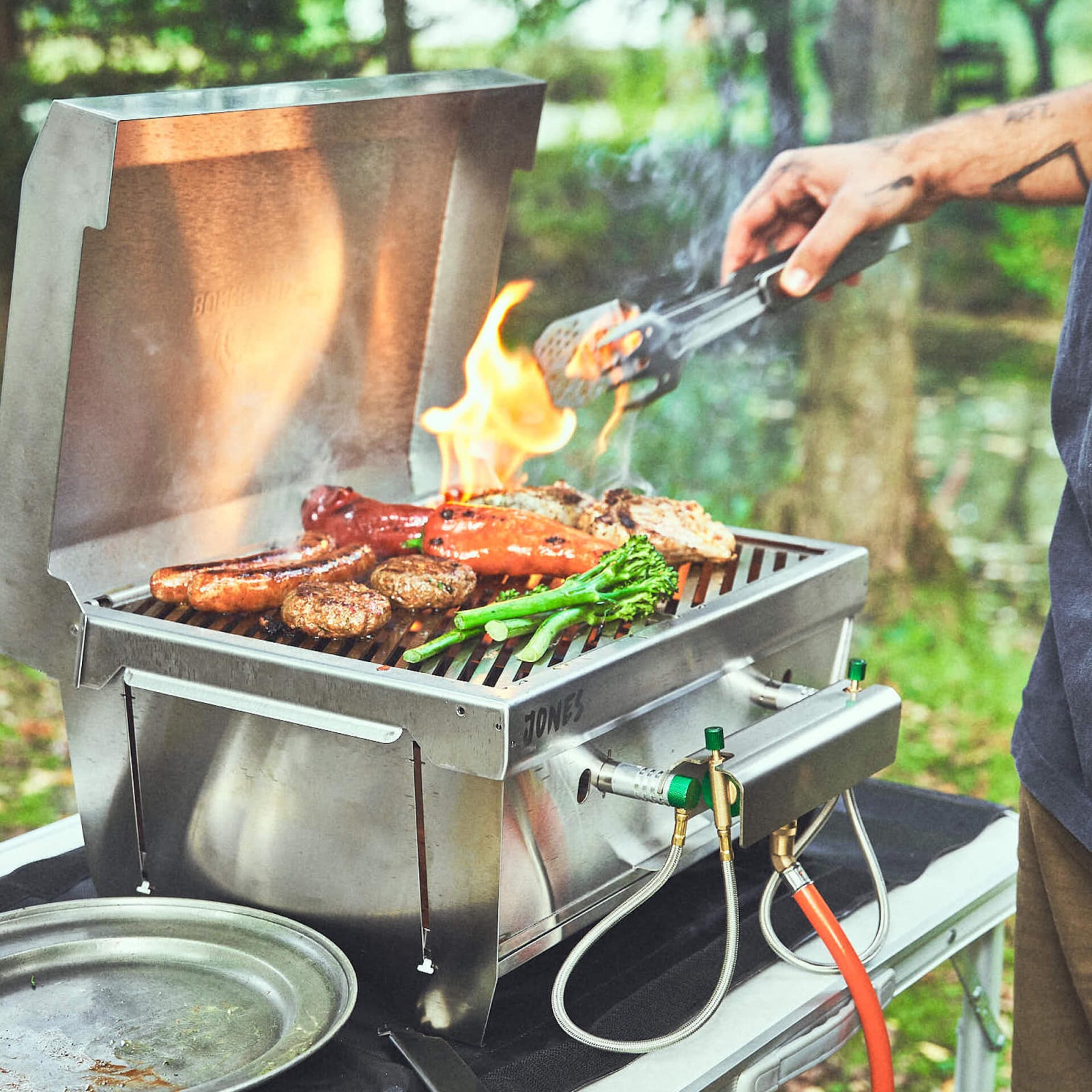 Grillszene Grillen mit dem JONES mit angeschlossenem Gasflaschen Adapter Grillszene Grillen mit dem JONES mit angeschlossenem Gasflaschen Adapter
