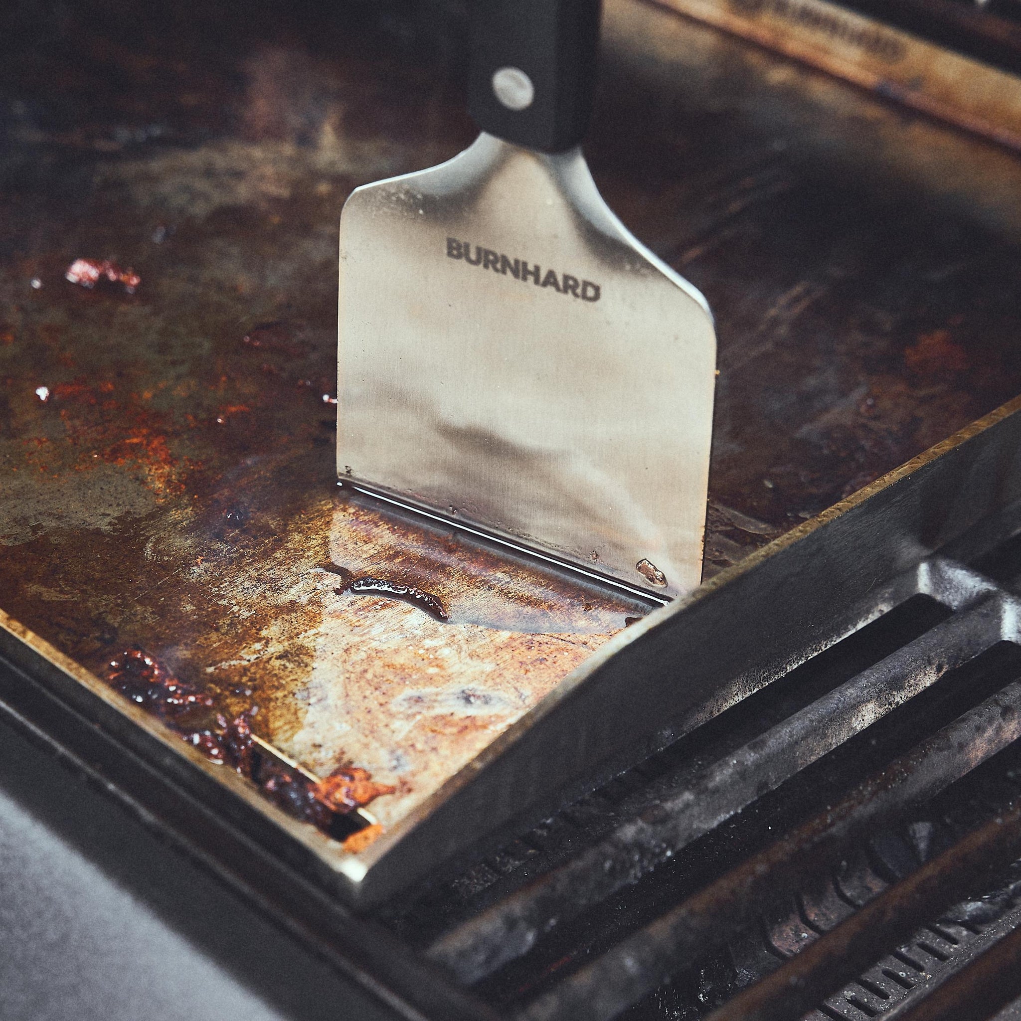Grillschaber wird zum Reinigen und Abkratzen der Plancha Grillplatte verwendet Grillschaber wird zum Reinigen und Abkratzen der Plancha Grillplatte verwendet