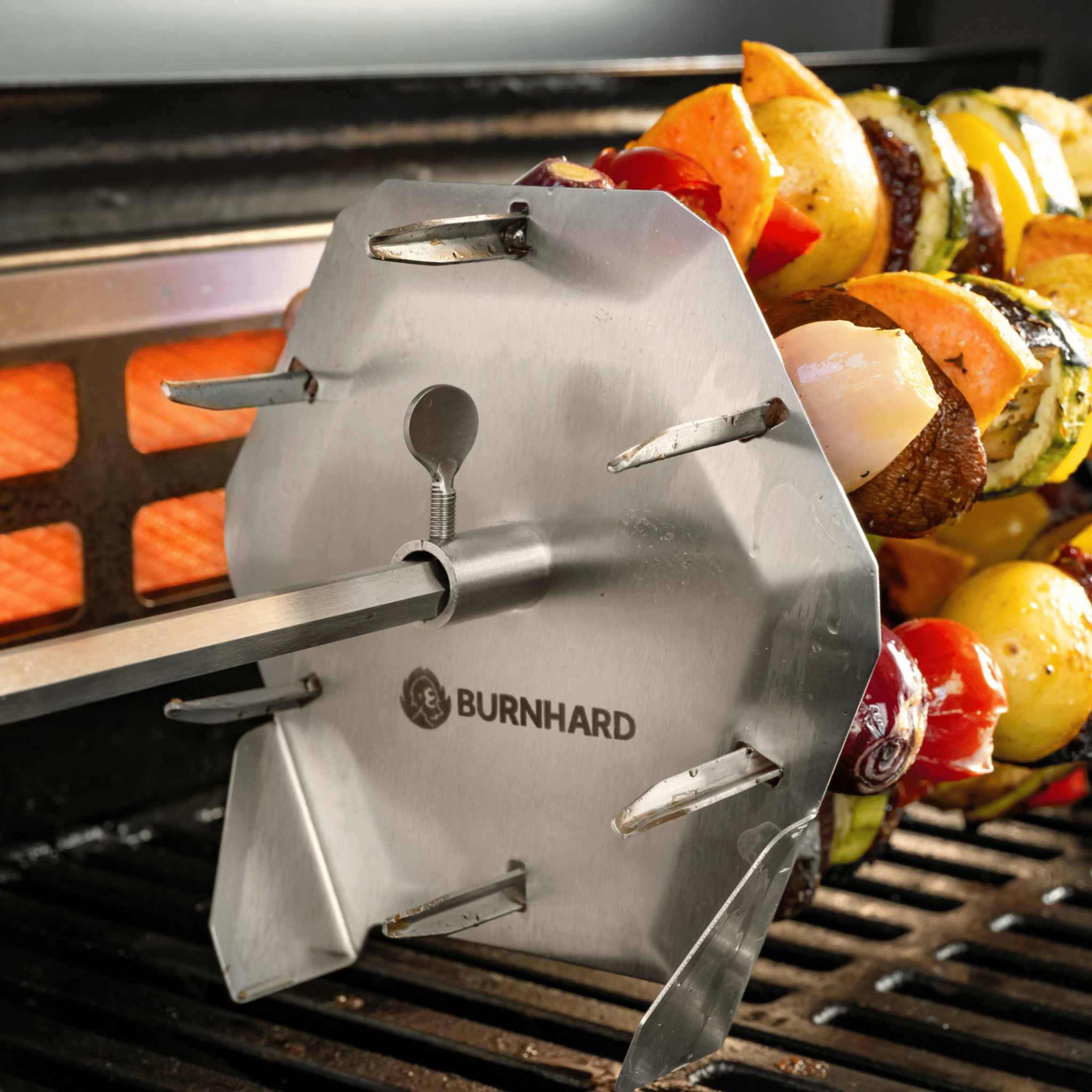 Detail Rondell mit Schaschlikspießen bestückt dreht auf dem grill Detail Rondell mit Schaschlikspießen bestückt dreht auf dem grill