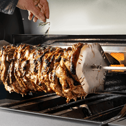 Image 64570149765493 945960_946701_946702_946703 Grillszene Döner gar auf dem Drehspieß aufgesteckt zwischen zwei Pressplatten