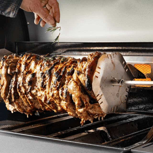 945960_946701_946702_946703 Grillszene Döner gar auf dem Drehspieß aufgesteckt zwischen zwei Pressplatten 945960_946701_946702_946703 Grillszene Döner gar auf dem Drehspieß aufgesteckt zwischen zwei Pressplatten