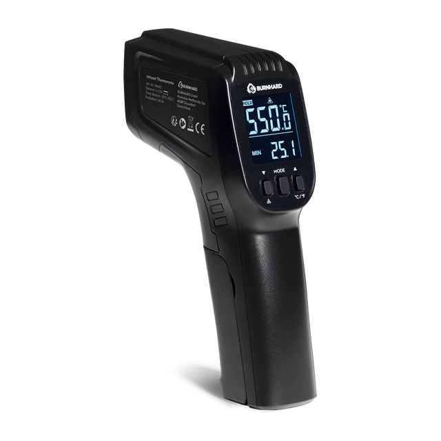 Infrarot-Thermometer seitlich vor weißem Hintergrund Infrarot-Thermometer seitlich vor weißem Hintergrund