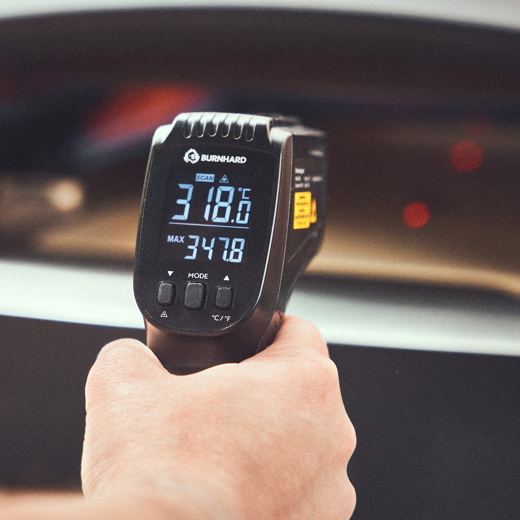946406, Pizzastein-Temperatur wird gemessen und auf dem Display des Infrarot-Thermometers angezeigt 946406, Pizzastein-Temperatur wird gemessen und auf dem Display des Infrarot-Thermometers angezeigt