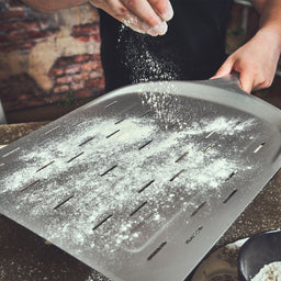 Image 39153235296571 946052 Pizzabschieber 14 Zoll wird mit Semola bestreut