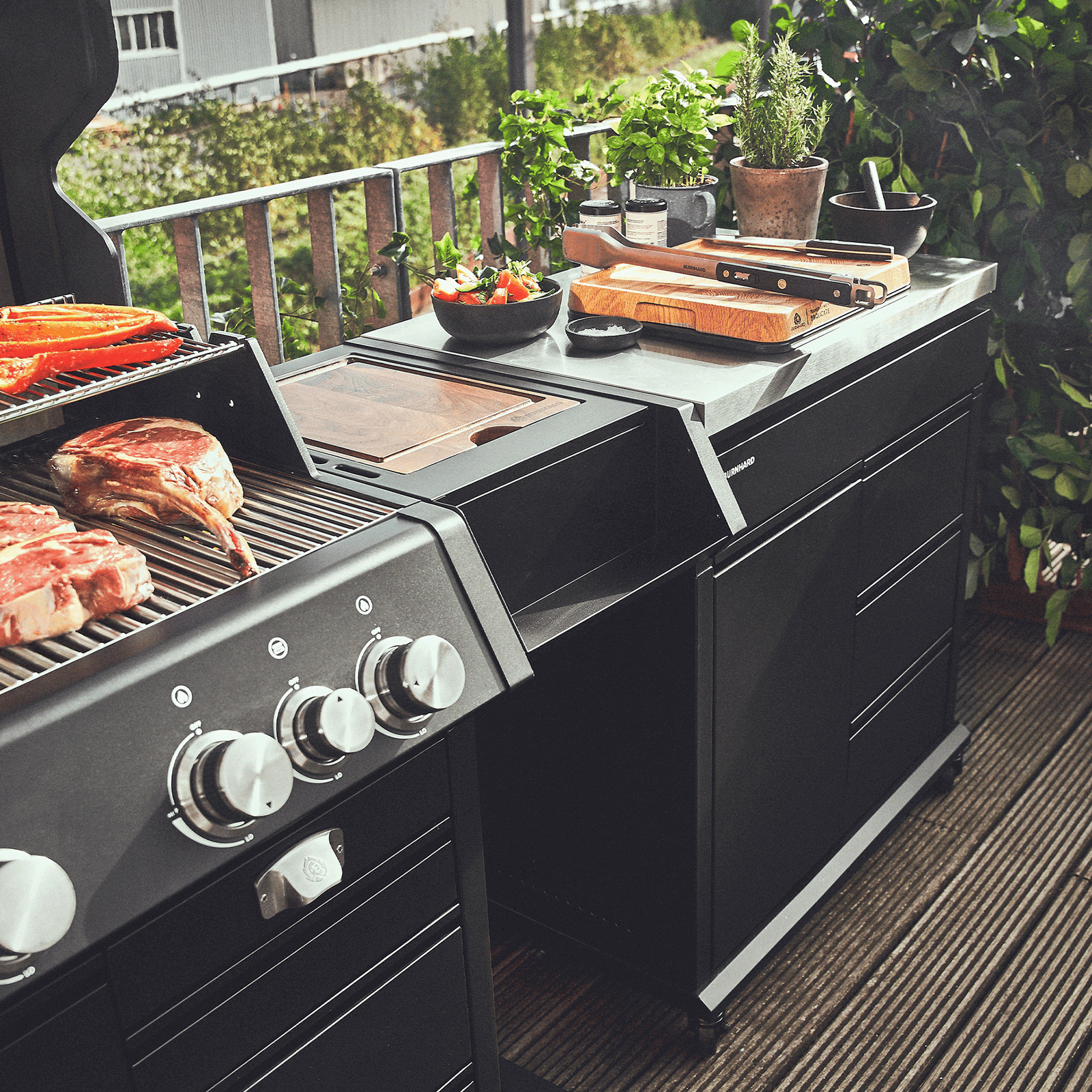Grillszene Bestellwagen mit EARL Gasgrill Grillszene Bestellwagen mit EARL Gasgrill