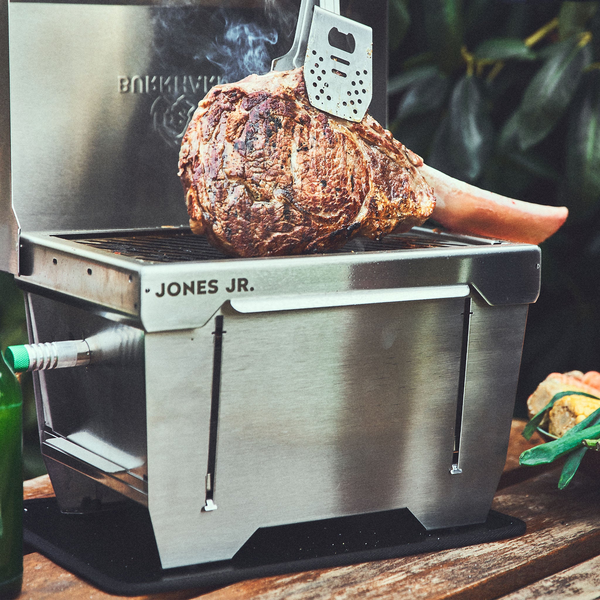 Fleisch wird auf JONES jr. gegrillt und gewendet Fleisch wird auf JONES jr. gegrillt und gewendet