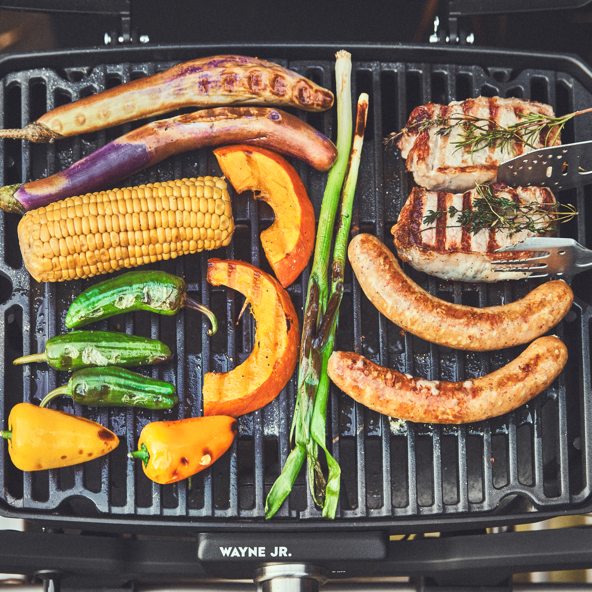 Draufsicht Fleisch und Gemüse wird auf WAYNE Jr. gegrillt Draufsicht Fleisch und Gemüse wird auf WAYNE Jr. gegrillt