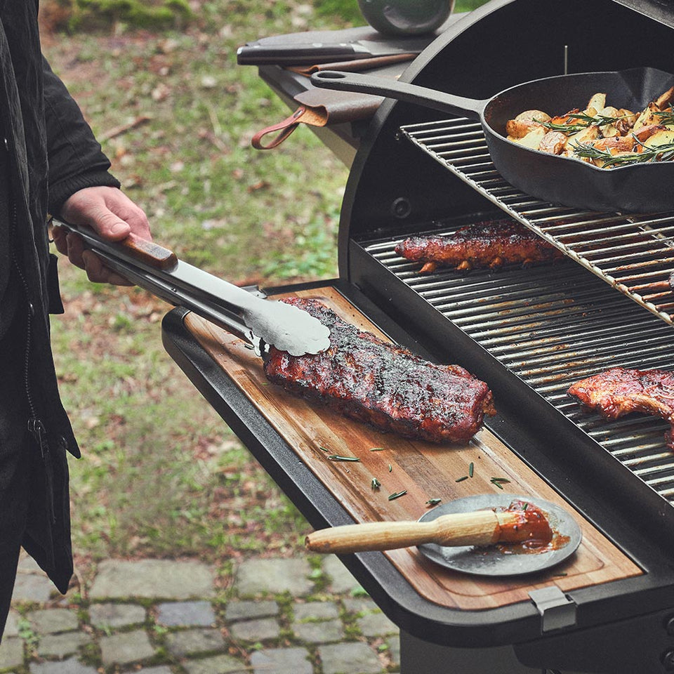 Pelletsmoker mit geräuchertem Stück Fleisch auf der Frontablage Pelletsmoker mit geräuchertem Stück Fleisch auf der Frontablage