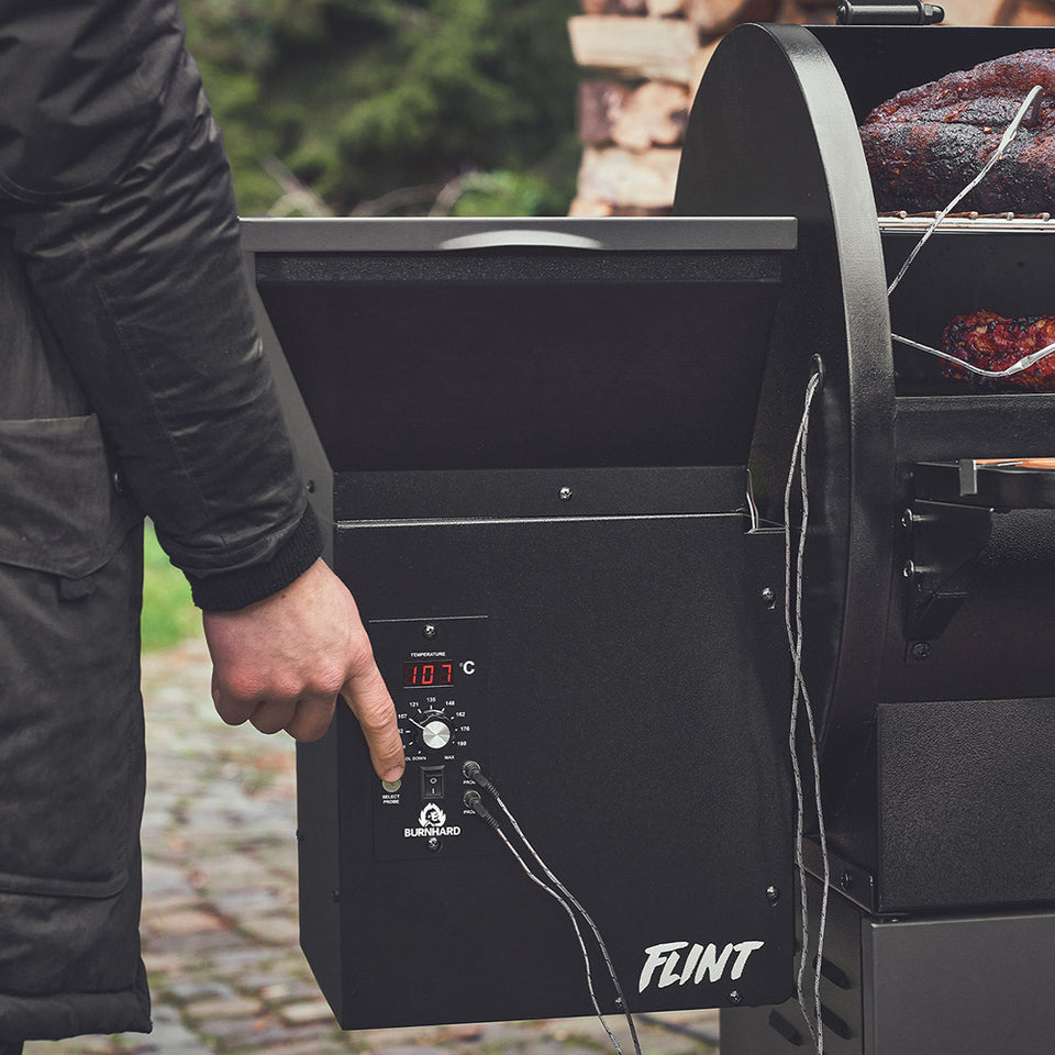 Kontrollpanel am Smoker wird betätigt Kontrollpanel am Smoker wird betätigt